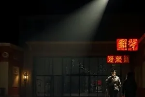悬疑剧集窄门之后的旧楼门洞场景封面