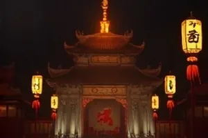 悬疑剧集镜中城的双面镜走廊场景封面